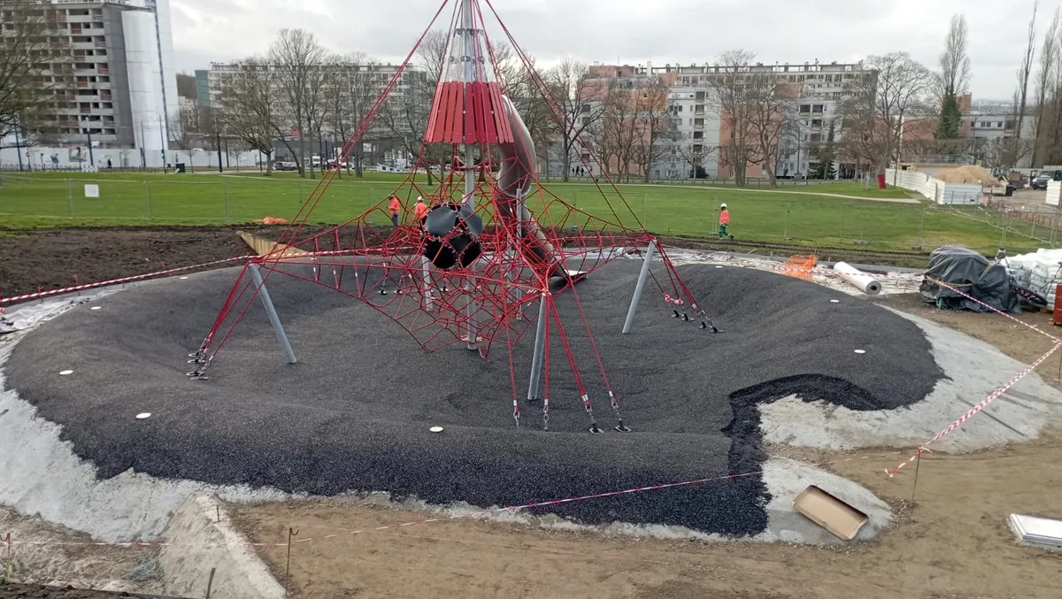 Chantier Gogy en cours : installation d'une pyramide de cordes